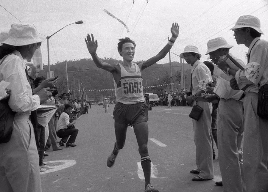 万人马拉松最美跑道激情奔跑,万人马拉松现场有多震撼