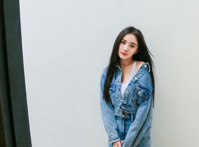 杨幂现在超美穿修身白裙配波浪卷,杨幂穿搭发光短裤