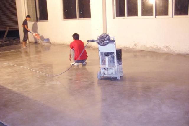 做完水泥地面后几天能做自流平,水泥地面找平和水泥自流平的区别