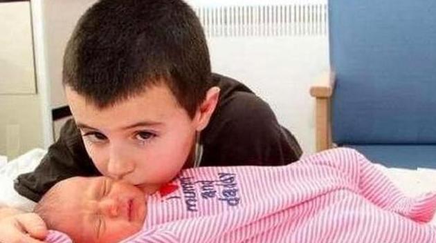 13岁喜当爹的英国男孩现状,13岁当爹的英国少年近况