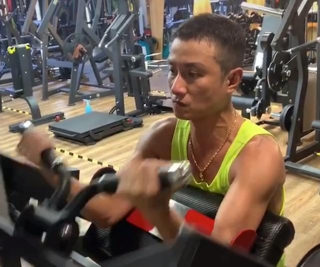 好男人文章怎么了?健身肌肉发达面目狰狞,绿背心金项链像黑社会