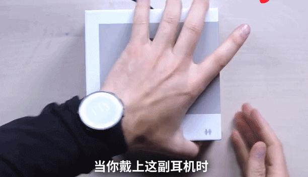 一个能当话筒的耳机,可以当翻译员的耳机