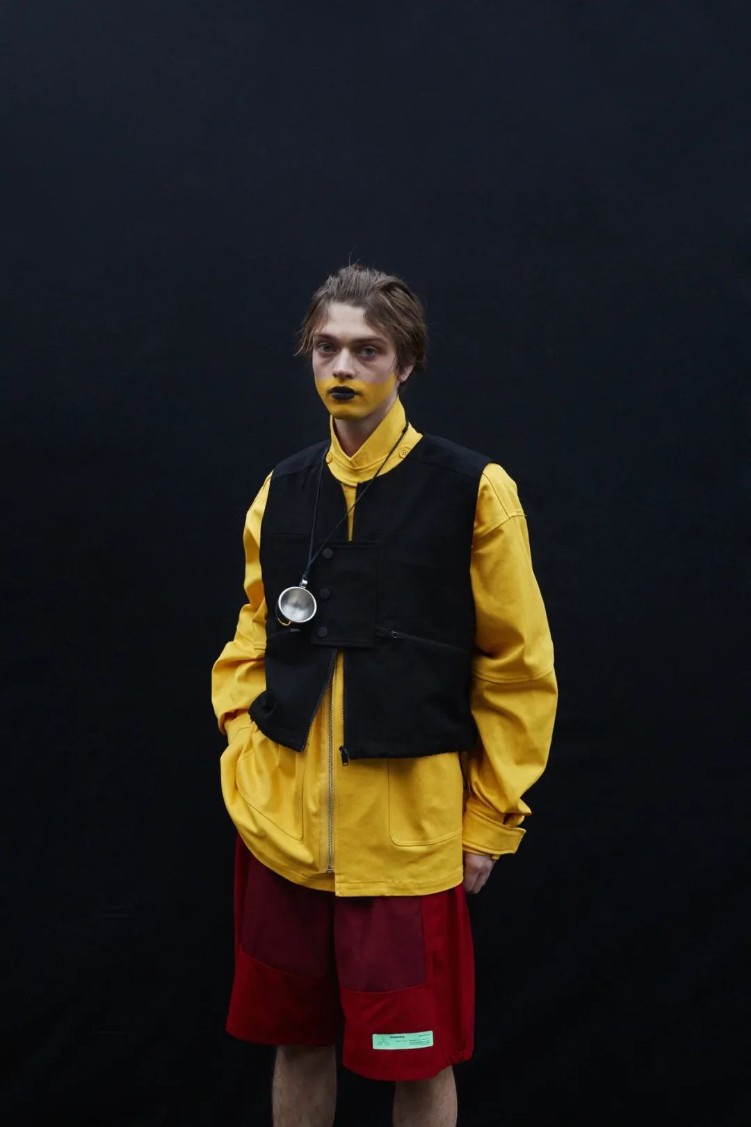 国潮在外国街头,国潮捡垃圾小孩图片