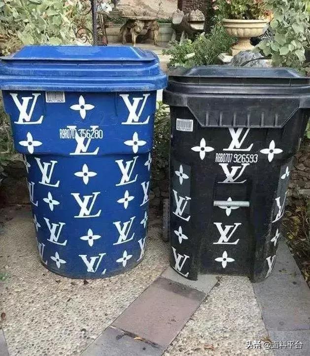 辣眼睛：“露奶衫”火了？一件4000元遭哄抢！太骚了