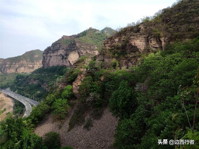 这条悬在崖壁上的河床，比壁挂公路更艰巨