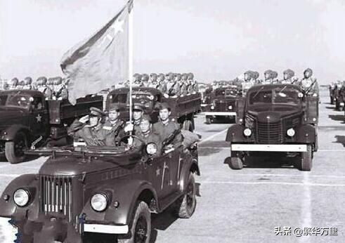 1956年10月1日国庆阅兵式,中国暴雨中的阅兵高清