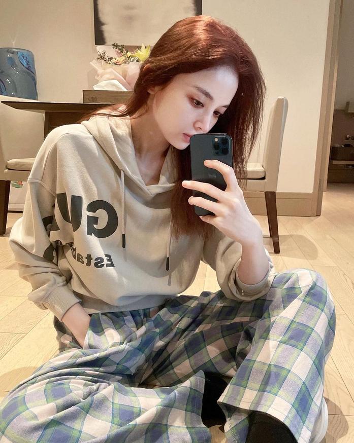 古力娜扎最新牛裤仔穿搭 (古力娜扎穿深v复古格子衫)