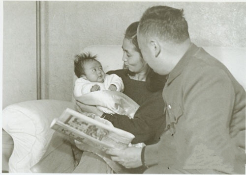 儒将陈毅:军大衣里藏情书,用诗词与家人交流,与儿子对弈常悔棋