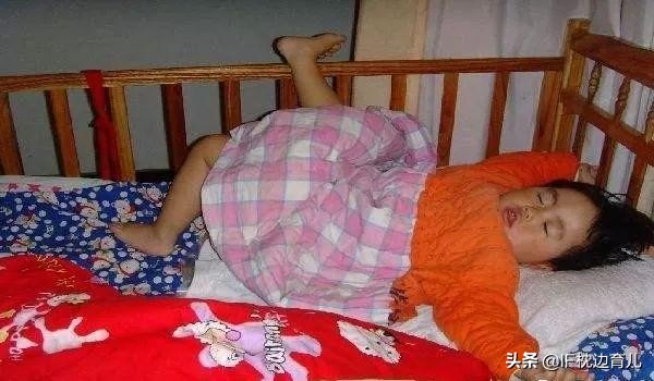 宝宝睡觉爱踢被子用这5招来应对,婴儿与被子的抗争
