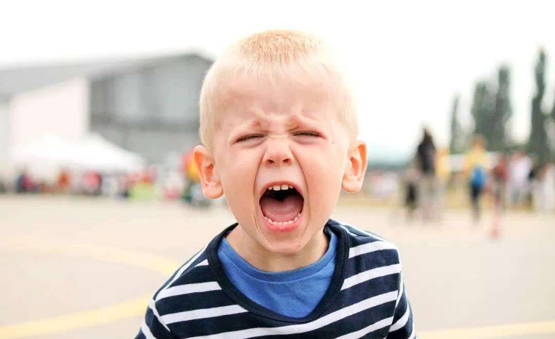 宝宝吃饭爱说话怎么办,宝宝吃饭哭闹怎么教育