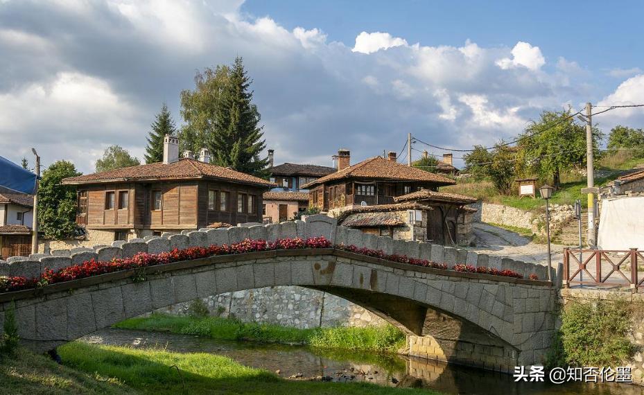 坑塘上建房子违法吗,坑塘水面中间建房违法吗