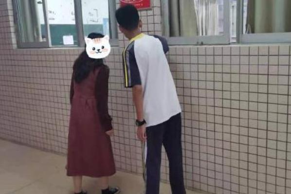 年轻女老师训话00后学生,年轻女教师训00后学生