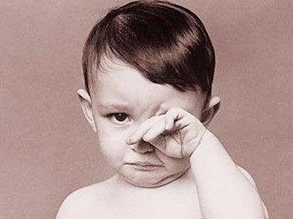 儿科医生宝宝眼睛有眼屎,小宝宝眼屎多又黄是怎么回事