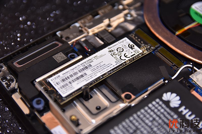 荣耀猎人v700风谷式散热,荣耀猎人游戏本v700i5款测评