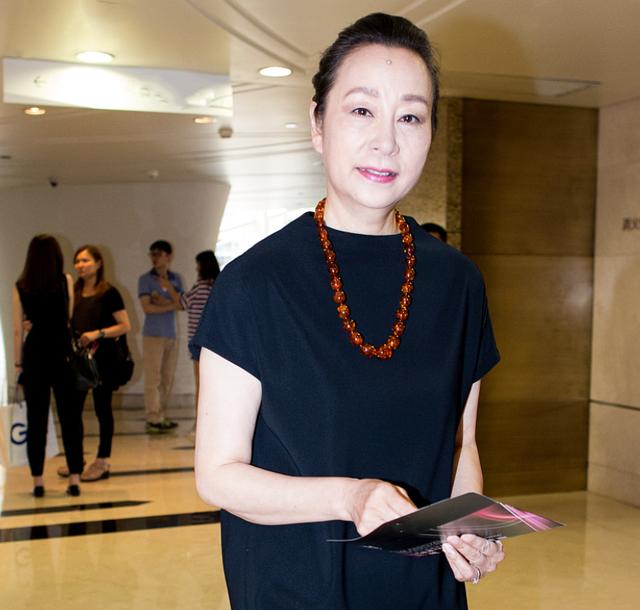 奚美娟真是奶奶辈清流，宽松裙配长串珠，佛系穿搭慈爱又优雅