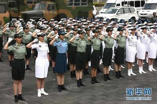 我军是哪年灰军装换装黄军装的,中国人民解放军几次换装的时间