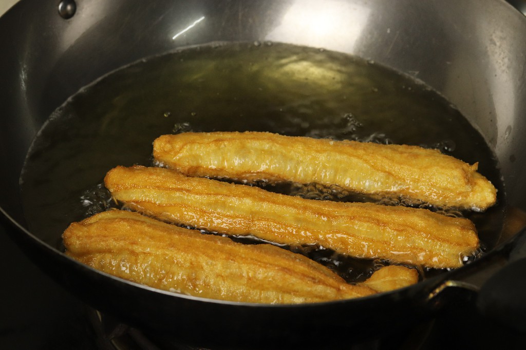 在家炸油条健康又美味放心吃,怎样炸油条才酥脆不用泡打粉