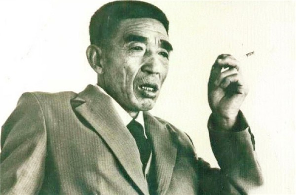 90年代的传奇人物，从村书记到“土皇帝”，坐拥16辆进口奔驰