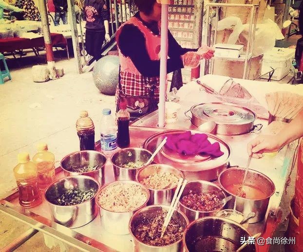 徐州68岁阿姨卖米线,徐州一家米线养活几十口人