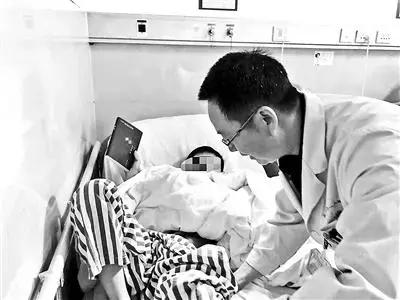 妈妈拿菜刀砍孩子作业,辅导孩子写作业拿刀砍娃