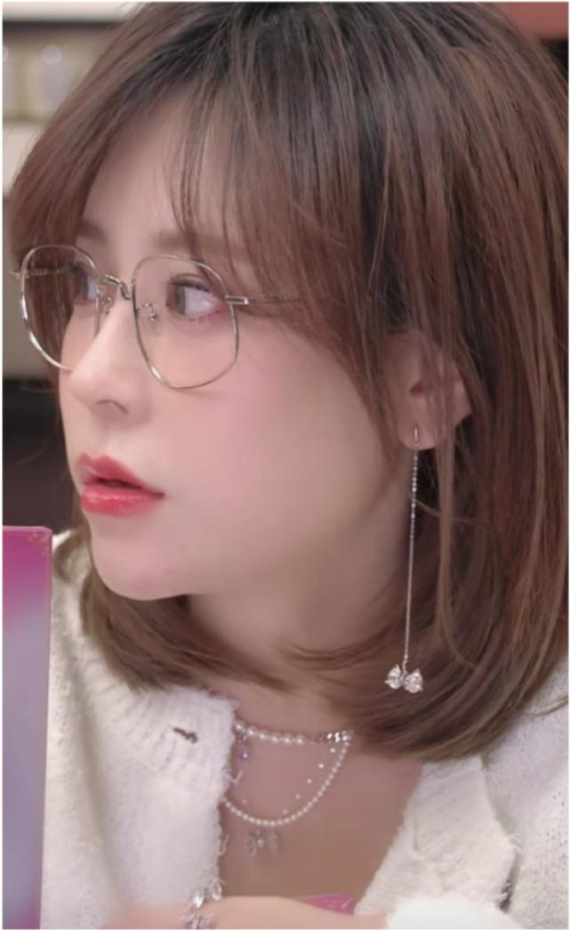 网红代王被质疑整容，晒奶奶爸爸照片自证没整鼻子，曾承认做填充