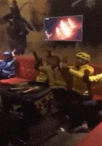 搞笑gif开心一刻不按常理出牌,搞笑gif趣图哥们别拍马屁很危险的