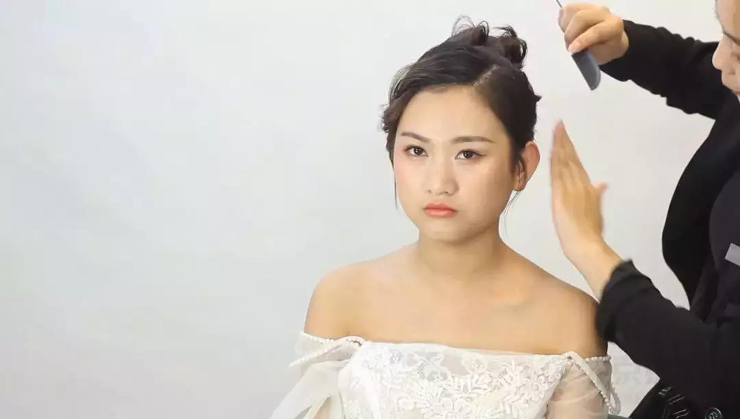 新娘盘发教程简单又好看,教你一款简单易学新娘造型盘发