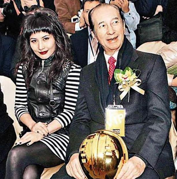 窦骁是何超莲第几个男朋友,窦骁将女友何超莲宠出新高度