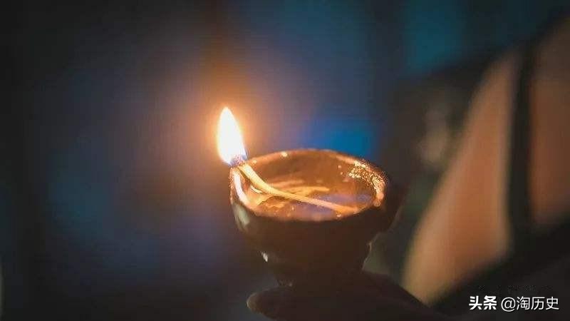 一代潇洒才子，妻子去世后颓废不堪，虱子在胡须里乱爬，最后饿死