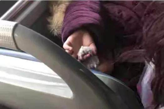 小孩子玩玩具死亡,孩子玩危险玩具死亡