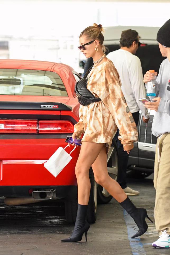 卫衣短靴今年秋冬最in穿搭,带帽卫衣配光腿神器短靴秋冬