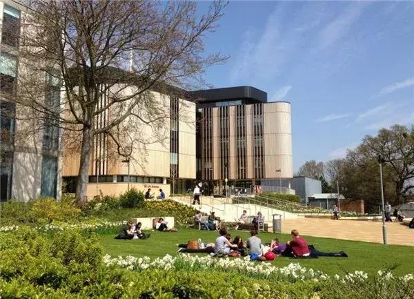 这个专业的应届生火了！年薪80万，没出校门就被挖走！