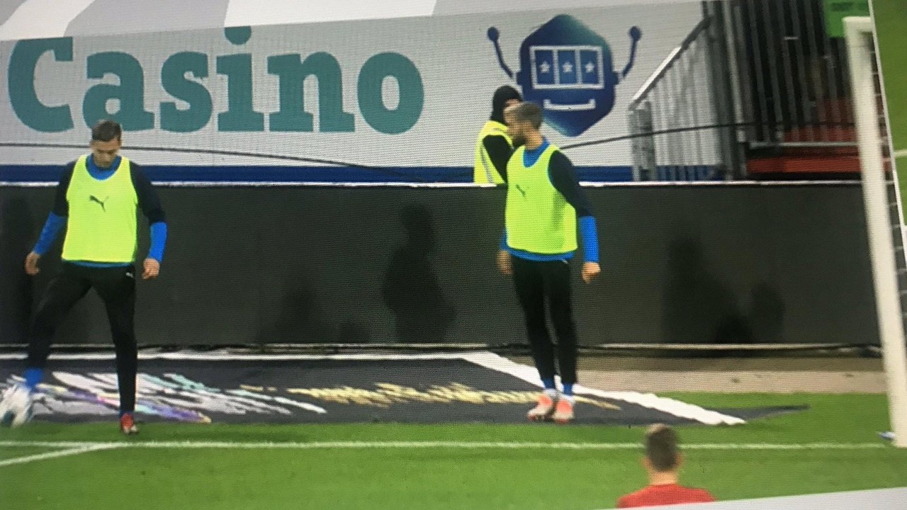 短短4天！继门将13秒被罚下，又现年度最囧犯规，替补场外造点球