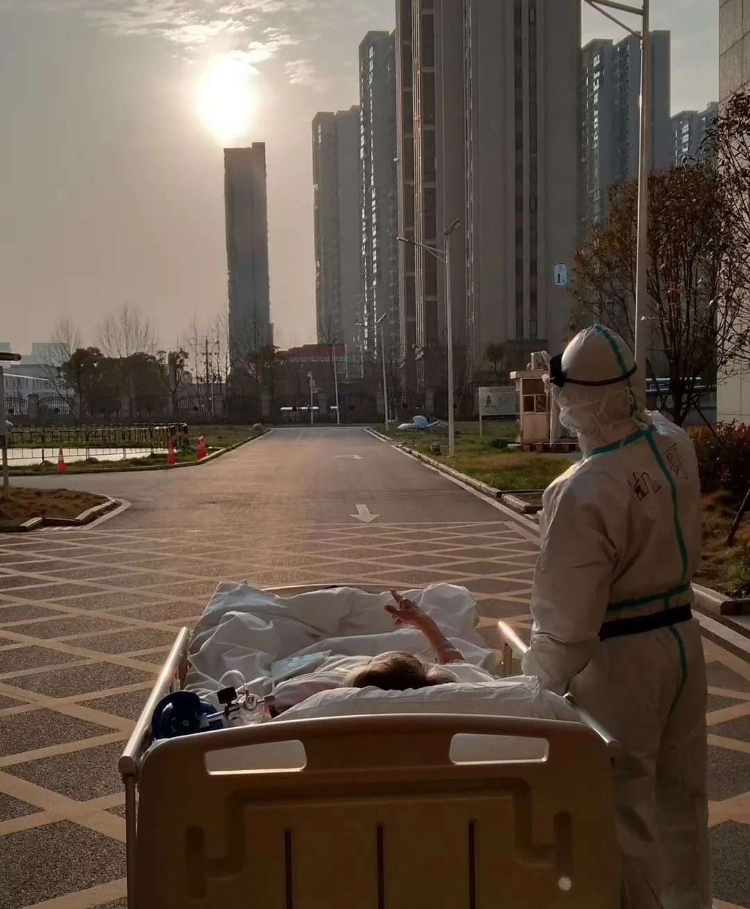 铭记2020：和你擦肩而过的陌生人，寒夜里也曾与你共擎火炬