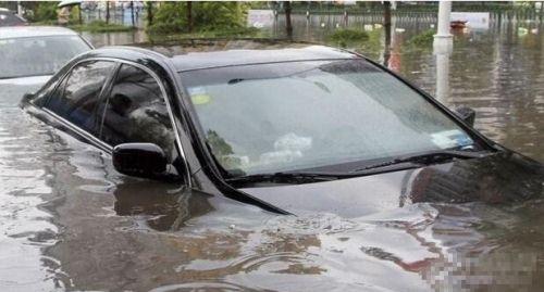 车辆入水逃生视频,汽车入水如何安全逃生