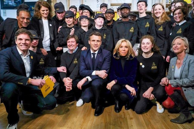 布丽吉特穿蓝色套装裙,67岁布丽吉特穿西装