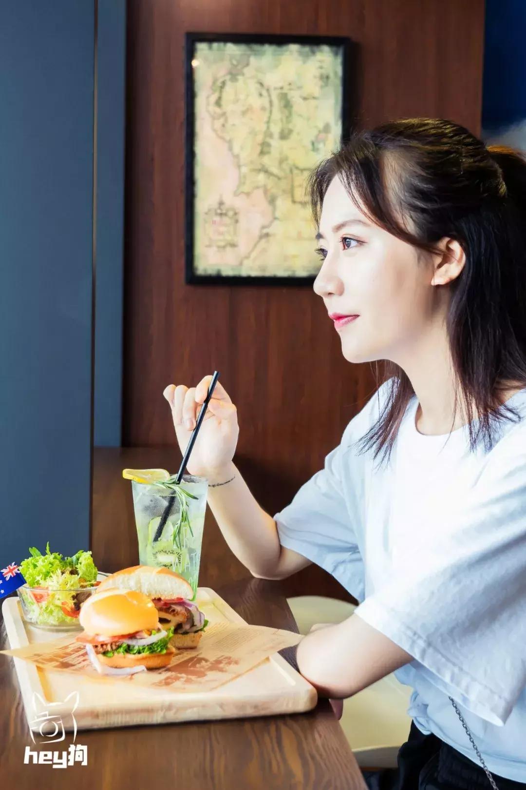 超厚厚厚「黑金汉堡」，想吃嘴要张大大大