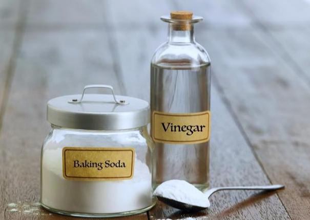 洁厕灵去除马桶内部的尿垢的方法,马桶底部黄渍顽固用洁厕灵洗不掉