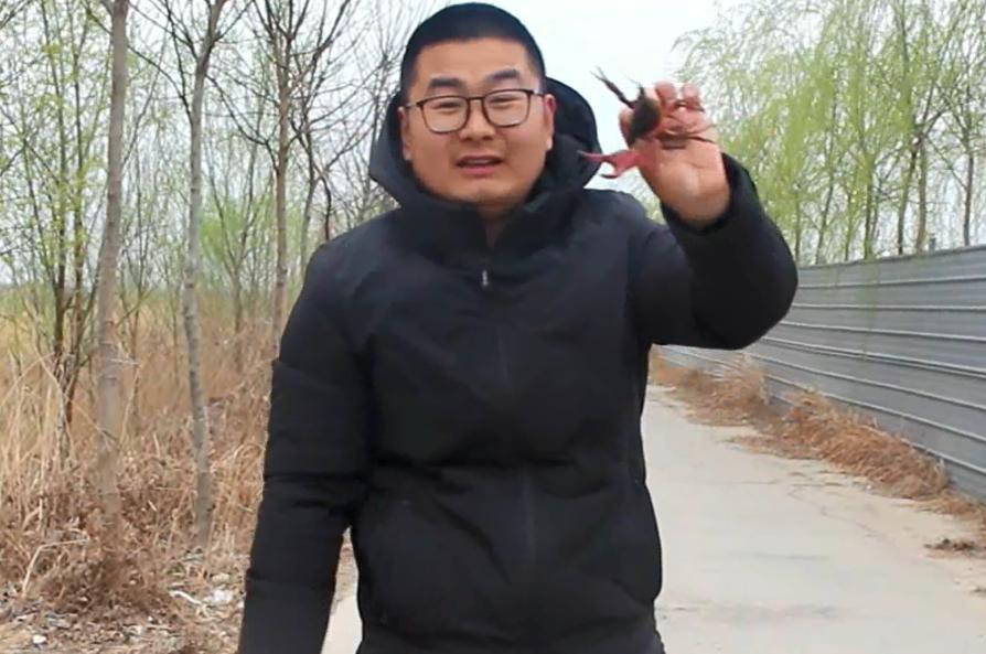 农村小伙在河里抓到一只小鱼,农村小伙河中发现废弃地笼