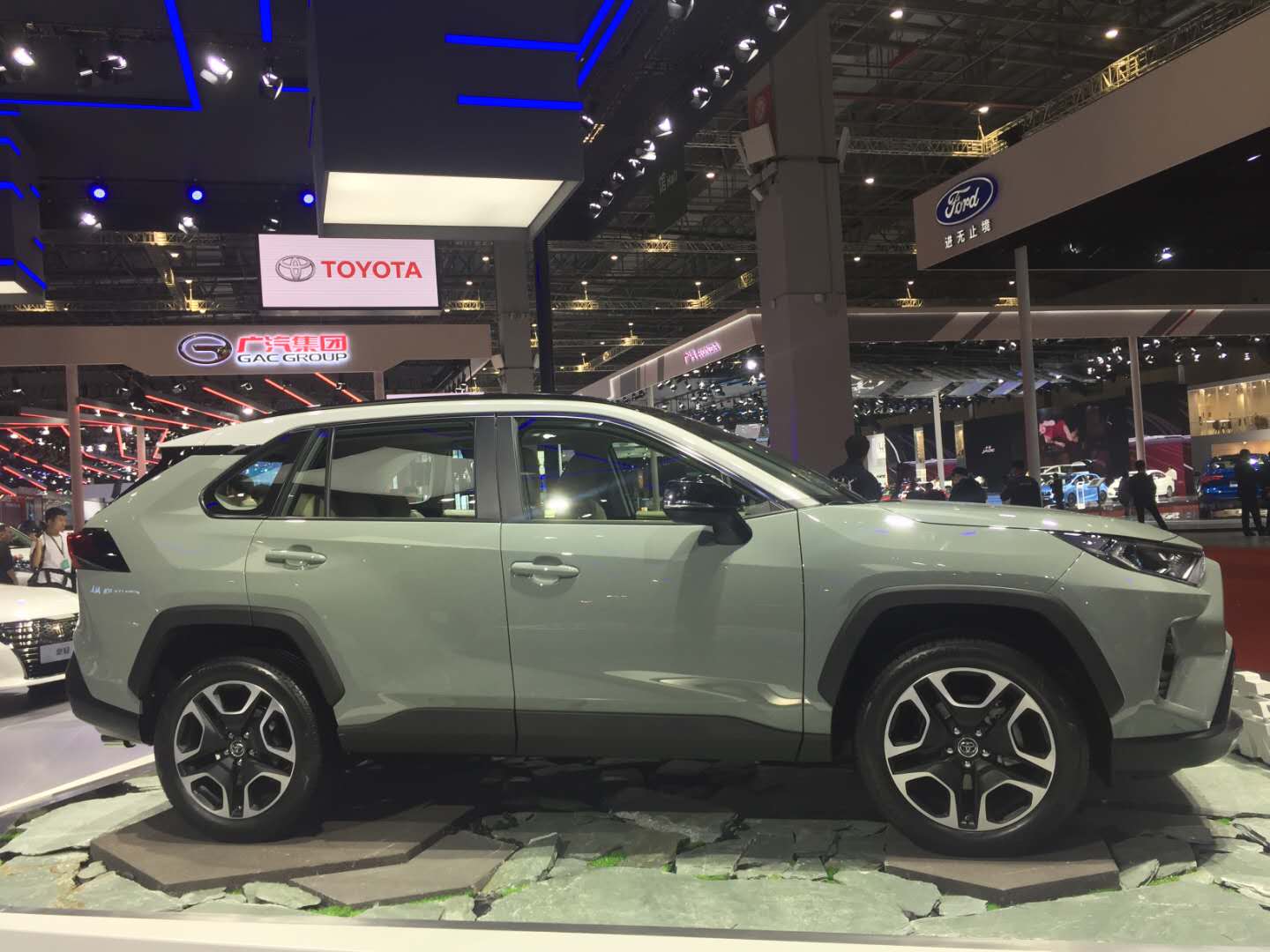 全新rav42023有啥变化,丰田rav4小书包和rav4荣放