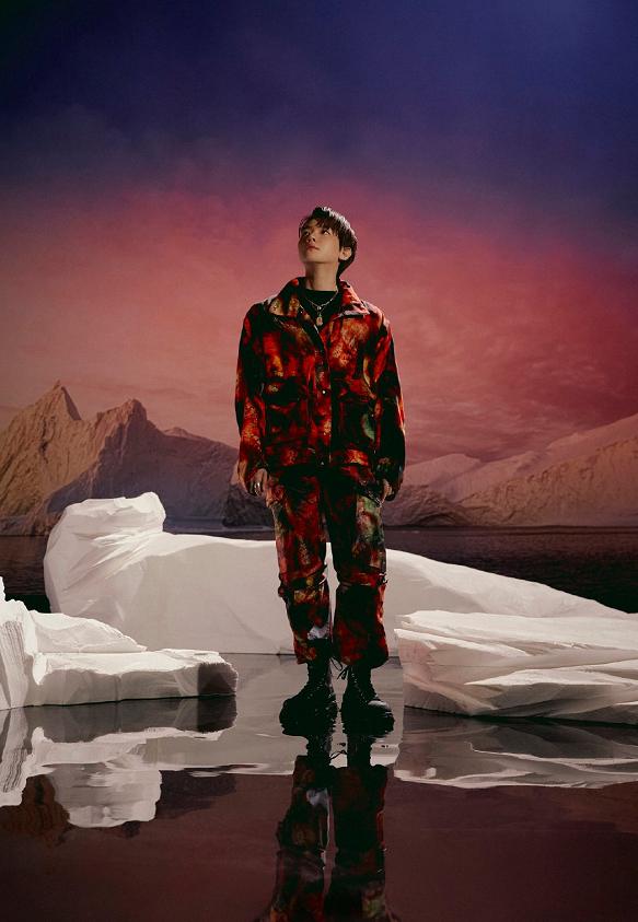 难为EXO的cody了!能找到这么多怪衣服,*钟金**仁用脸消化乞丐装