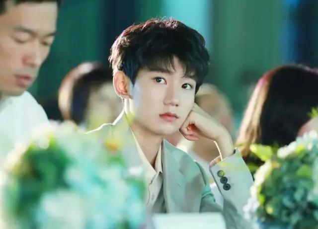 怎么处理“唱歌忘词”？王源嘟嘟嘴，周杰伦机智，王力宏最独特