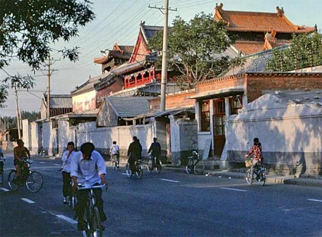 五环外的北京：通勤成难题、孩子的教育难，重压之下的焦虑