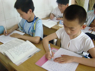 男孩被老师罚抄妈妈抖音,孩子被罚抄卷子五遍妈妈帮忙抄