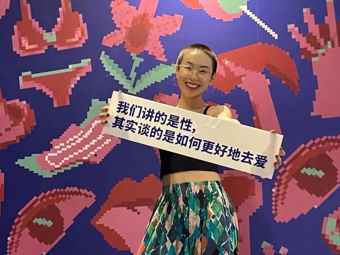 在家看*片A**被老妈撞见，她反手就带我去了个“18禁”场所