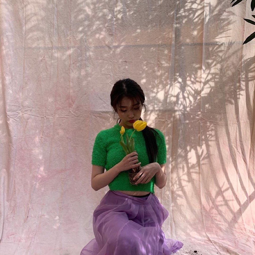 她是韩国音源女王，身穿绿毛衣搭淡紫纱裙，依旧美如少女