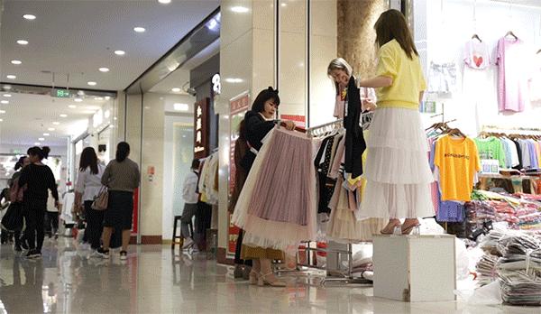 多福路上的女人