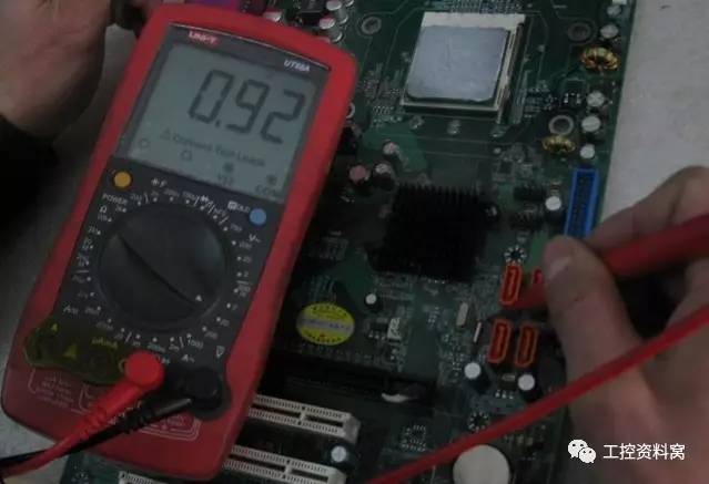 怎么用万用表测220v的电流,万用表测量电流多少安培怎么测