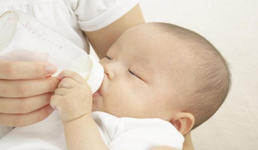 四个月的宝宝厌奶哭闹是什么原因,厌奶期宝宝饿疯了喂还是不吃