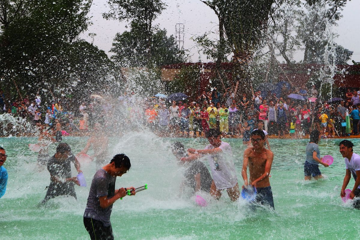 傣族人民的泼水节生活习俗,傣族人过泼水节的习俗